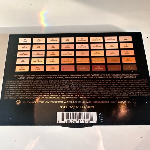 Make up cardboard with different foundation tones - Picture 4 of 4